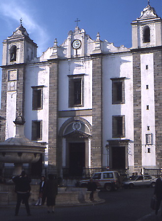 Pra�a do Giraldo in �vora. - Click to read about this site.